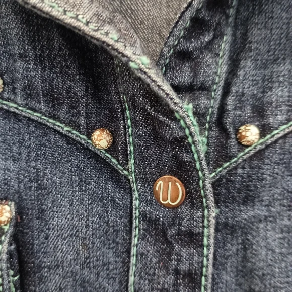 Wrangler Denim Embroidered Western Shirt - Picture 4 of 8